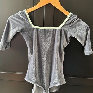 Yumiko leotard: Marieke R-steel velvet, T-pistachio trim, S